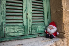 Santa Claus, poppenstuk speelgoed, naast de houten blinden royalty-vrije stock afbeeldingen Santa Claus, poppenstuk speelgoed, naast de houten blinden royalty-vrije stock afbeeldingen