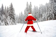 Santa Claus-skiër met skis in het hout in de winter bij Kerstmis stock afbeelding Santa Claus-skiër met skis in het hout in de winter bij Kerstmis stock afbeelding