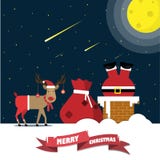Santa Claus subió abajo la chimenea con los bolsos del regalo y el reno en el tejado en la noche stock de ilustración Santa Claus subió abajo la chimenea con los bolsos del regalo y el reno en el tejado en la noche stock de ilustración