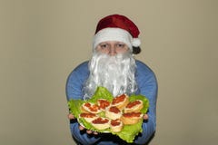 Santa Claus visar många smörgåsar med den röda kaviaren arkivbilder Santa Claus visar många smörgåsar med den röda kaviaren arkivbilder