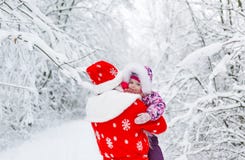 Santa Claus z dziewczynką w zima lesie i zdjęcie royalty free Santa Claus z dziewczynką w zima lesie i zdjęcie royalty free