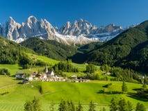 Santa Maddalena-Dorf vor den Dolomit Gruppe, Val di Funes, Italien, Europa Geisler oder Odle September 2017 stockbild Santa Maddalena-Dorf vor den Dolomit Gruppe, Val di Funes, Italien, Europa Geisler oder Odle September 2017 stockbild