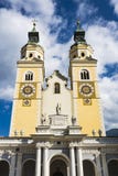 Santa Maria Assunta i San Cassiano kościół w Bressanono Brixen, Włochy Przeciw błękitnemu chmurnemu niebu obraz stock Santa Maria Assunta i San Cassiano kościół w Bressanono Brixen, Włochy Przeciw błękitnemu chmurnemu niebu obraz stock