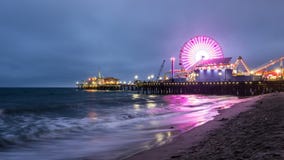 Santa Monica-de tijdtijdspanne van de pijlerzonsondergang stock footage Santa Monica-de tijdtijdspanne van de pijlerzonsondergang stock footage