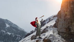 Santa recherchant la manière Media mélangé Images libres de droits Santa recherchant la manière Media mélangé Images libres de droits