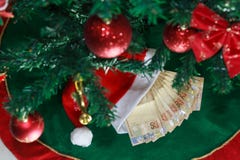 Santa ΚΑΠ με τα χρήματα Βραζιλιάνος του δώρου Έννοια Χριστουγέννων στοκ εικόνα με δικαίωμα ελεύθερης χρήσης Santa ΚΑΠ με τα χρήματα Βραζιλιάνος του δώρου Έννοια Χριστουγέννων στοκ εικόνα με δικαίωμα ελεύθερης χρήσης