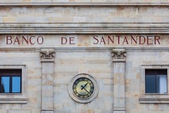 SANTANDER SPANIEN - mars 3, 2019 Fasad av h?gkvarteren av Banco Santander, i staden av det samma namnet Den Santander gruppen royaltyfri fotografi SANTANDER SPANIEN - mars 3, 2019 Fasad av h?gkvarteren av Banco Santander, i staden av det samma namnet Den Santander gruppen royaltyfri fotografi