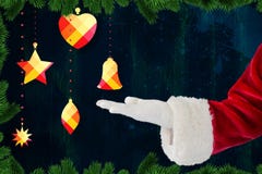 Santas вручают претендовать держать колокол рождества против цифров произведенной предпосылки стоковое фото Santas вручают претендовать держать колокол рождества против цифров произведенной предпосылки стоковое фото
