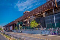 SANTIAGO, CHILE - 16. OKTOBER 2018: Ansicht im Freien des Baus des metallischen Gebäudes in der Ehre zu Gabriela Mistral herein lizenzfreies stockfoto SANTIAGO, CHILE - 16. OKTOBER 2018: Ansicht im Freien des Baus des metallischen Gebäudes in der Ehre zu Gabriela Mistral herein lizenzfreies stockfoto