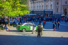 SANTIAGO, CHILE - 13. SEPTEMBER 2018: Nicht identifizierte Leute, die in das Quadrat von Plaza de Armas gelegen in Santiago-De ge lizenzfreies stockfoto SANTIAGO, CHILE - 13. SEPTEMBER 2018: Nicht identifizierte Leute, die in das Quadrat von Plaza de Armas gelegen in Santiago-De ge lizenzfreies stockfoto