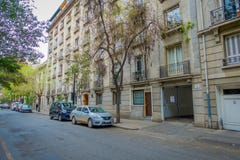 SANTIAGO CHILE - SEPTEMBER 14, 2018: Utomhus- sikt av bilar som parkeras på en sida av gatan i staden av Santiago arkivbild SANTIAGO CHILE - SEPTEMBER 14, 2018: Utomhus- sikt av bilar som parkeras på en sida av gatan i staden av Santiago arkivbild
