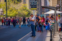 SANTIAGO CHILE, WRZESIEŃ, - 13, 2018: Niezidentyfikowani ludzie chodzi w w centrum ulicie miasto i niektóre zaludniają czekać fotografia royalty free SANTIAGO CHILE, WRZESIEŃ, - 13, 2018: Niezidentyfikowani ludzie chodzi w w centrum ulicie miasto i niektóre zaludniają czekać fotografia royalty free