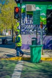 SANTIAGO, O CHILE - 17 DE SETEMBRO DE 2018: Opinião exterior homem não identificado que veste o uniforme verde e que varre as rua foto de stock royalty free SANTIAGO, O CHILE - 17 DE SETEMBRO DE 2018: Opinião exterior homem não identificado que veste o uniforme verde e que varre as rua foto de stock royalty free