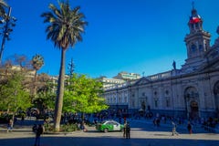 SANTIAGO, O CHILE - 13 DE SETEMBRO DE 2018: Povos não identificados que andam no quadrado de Plaza de Armas situado no Santiago d fotografia de stock royalty free SANTIAGO, O CHILE - 13 DE SETEMBRO DE 2018: Povos não identificados que andam no quadrado de Plaza de Armas situado no Santiago d fotografia de stock royalty free