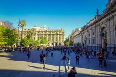 SANTIAGO, O CHILE - 13 DE SETEMBRO DE 2018: Povos não identificados que andam no quadrado de Plaza de Armas situado no Santiago d imagens de stock SANTIAGO, O CHILE - 13 DE SETEMBRO DE 2018: Povos não identificados que andam no quadrado de Plaza de Armas situado no Santiago d imagens de stock