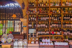 Santiago Sacatepequez, Guatemala - 1 de noviembre de 2017: La vista interior de la tienda con alcohol clasificado bebe en una bar fotografía de archivo Santiago Sacatepequez, Guatemala - 1 de noviembre de 2017: La vista interior de la tienda con alcohol clasificado bebe en una bar fotografía de archivo