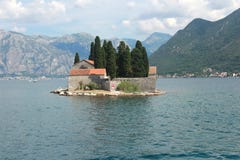 Santo George Island con un monasterio benedictino en la bahía de Kotor - Montenegro fotografía de archivo libre de regalías Santo George Island con un monasterio benedictino en la bahía de Kotor - Montenegro fotografía de archivo libre de regalías