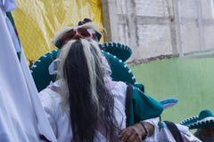 Santo Tomas Ocotepec, Oaxaca, Meksyk, Marzec 3, 2019: osoba ubierał w bielu i masce stary człowiek z brwiami i dużym beardduring obraz royalty free Santo Tomas Ocotepec, Oaxaca, Meksyk, Marzec 3, 2019: osoba ubierał w bielu i masce stary człowiek z brwiami i dużym beardduring obraz royalty free