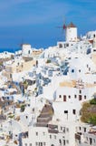 Santorini - spojrzenie część Oia z wiatraczkami obraz stock Santorini - spojrzenie część Oia z wiatraczkami obraz stock