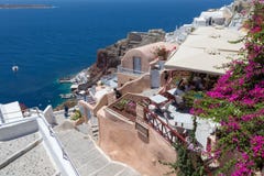 Santorini, Греция: Остров Santorini Взгляд вулкана Красивые Белые Дома против голубого неба и стоковые фото Santorini, Греция: Остров Santorini Взгляд вулкана Красивые Белые Дома против голубого неба и стоковые фото
