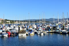 Sanxenxo, España En octubre de 2018 Navegación e industria pesquera en un pequeño pueblo costero: Barcos en un embarcadero Día as fotos de archivo Sanxenxo, España En octubre de 2018 Navegación e industria pesquera en un pequeño pueblo costero: Barcos en un embarcadero Día as fotos de archivo