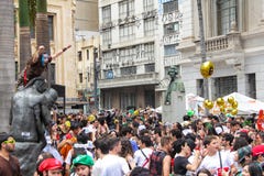 Sao Paulo, el Brasil - octubre, 20 2017 muchachas en trajes suben una estatua foto de archivo libre de regalías Sao Paulo, el Brasil - octubre, 20 2017 muchachas en trajes suben una estatua foto de archivo libre de regalías