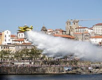 Sapador-bombeiro aéreo Drops Water no rio de Douro imagens de stock royalty free Sapador-bombeiro aéreo Drops Water no rio de Douro imagens de stock royalty free