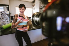 Sapata de gravação dos esportes de Vlogger que revê o vídeo na câmera foto de stock Sapata de gravação dos esportes de Vlogger que revê o vídeo na câmera foto de stock