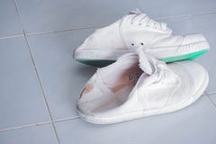 Sapatas brancas velhas usadas para jogar esportes imagens de stock royalty free Sapatas brancas velhas usadas para jogar esportes imagens de stock royalty free