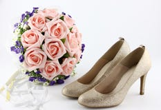 Sapatas do casamento e um ramalhete das flores Imagem de Stock Royalty Free Sapatas do casamento e um ramalhete das flores Imagem de Stock Royalty Free