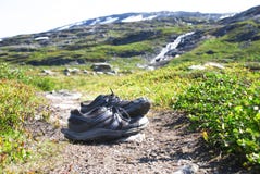 Sapatas no trajeto Trekking em Noruega, cenário bonito da região selvagem imagens de stock royalty free Sapatas no trajeto Trekking em Noruega, cenário bonito da região selvagem imagens de stock royalty free