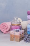 Sapone e sale marino fatti a mano naturali con lavanda fotografia stock libera da diritti Sapone e sale marino fatti a mano naturali con lavanda fotografia stock libera da diritti