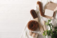 Sapone e spazzole naturali della noce di cocco di Eco per lavare i piatti, eco fri immagini stock Sapone e spazzole naturali della noce di cocco di Eco per lavare i piatti, eco fri immagini stock