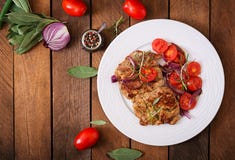Sappig varkensvleeslapje vlees met rozemarijn en tomaten royalty-vrije stock fotografie Sappig varkensvleeslapje vlees met rozemarijn en tomaten royalty-vrije stock fotografie