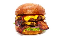Sappige rundvleeshamburger met bacon, kaas en salade stock afbeeldingen Sappige rundvleeshamburger met bacon, kaas en salade stock afbeeldingen