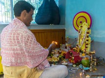 Saraswati d'adorazione della dea del sacerdote indù indiano del brahmino fotografia stock Saraswati d'adorazione della dea del sacerdote indù indiano del brahmino fotografia stock