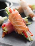 Sashimi y vehículo Rolls con la salsa de soja fotos de archivo libres de regalías Sashimi y vehículo Rolls con la salsa de soja fotos de archivo libres de regalías