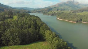 Satellietbeeld mooie aard met bergen en heuvels door Meer Mattupetty De staat van Kerala Dichtbij de stad van Munar stock videobeelden Satellietbeeld mooie aard met bergen en heuvels door Meer Mattupetty De staat van Kerala Dichtbij de stad van Munar stock videobeelden