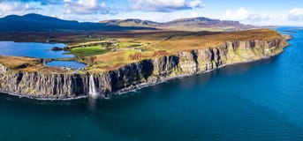 Satellietbeeld van de dramatische kustlijn bij de klippen door Staffin met de beroemde waterval van de Kiltrots - Eiland van Skye royalty-vrije stock foto's Satellietbeeld van de dramatische kustlijn bij de klippen door Staffin met de beroemde waterval van de Kiltrots - Eiland van Skye royalty-vrije stock foto's