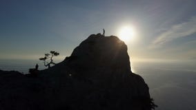 Satellietbeeld van een jonge vrouw op de bovenkant van een berg tegen een overzees Silhouet van een Dame op de top in mooi stock video Satellietbeeld van een jonge vrouw op de bovenkant van een berg tegen een overzees Silhouet van een Dame op de top in mooi stock video