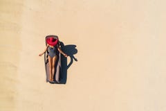Satellietbeeld van het slanke vrouw zonnebaden die op een strandchairin Seychellen liggen De zomerzeegezicht met meisje, mooie kl royalty-vrije stock afbeeldingen Satellietbeeld van het slanke vrouw zonnebaden die op een strandchairin Seychellen liggen De zomerzeegezicht met meisje, mooie kl royalty-vrije stock afbeeldingen