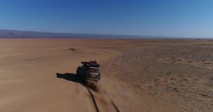 Satellietbeeld van het zwarte auto drijven in de Sahara Geschotene Cinematichommel het vliegen over woestijn stock video Satellietbeeld van het zwarte auto drijven in de Sahara Geschotene Cinematichommel het vliegen over woestijn stock video