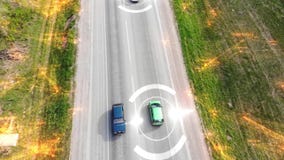 Satellietbeeld van hommel boven auto's het drijven langs lege plattelandsweg op zonnige dag futuristisch technologie stock video Satellietbeeld van hommel boven auto's het drijven langs lege plattelandsweg op zonnige dag futuristisch technologie stock video