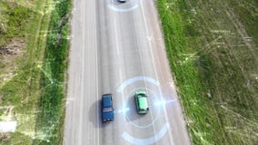 Satellietbeeld van hommel boven auto's het drijven langs lege plattelandsweg op zonnige dag futuristisch technologie stock videobeelden Satellietbeeld van hommel boven auto's het drijven langs lege plattelandsweg op zonnige dag futuristisch technologie stock videobeelden