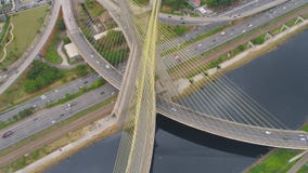 Satellietbeeld van Octavio Frias de Oliveira Bridge, een oriëntatiepunt in Sao Paulo, de grootste stad in Brazilië stock video Satellietbeeld van Octavio Frias de Oliveira Bridge, een oriëntatiepunt in Sao Paulo, de grootste stad in Brazilië stock video