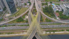 Satellietbeeld van Octavio Frias de Oliveira Bridge, een oriëntatiepunt in Sao Paulo, de grootste stad in Brazilië stock videobeelden Satellietbeeld van Octavio Frias de Oliveira Bridge, een oriëntatiepunt in Sao Paulo, de grootste stad in Brazilië stock videobeelden