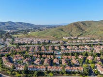 Satellietbeeldbuurt in de voorsteden met identieke villa's naast elkaar in de vallei San Diego, Californi?, stock foto Satellietbeeldbuurt in de voorsteden met identieke villa's naast elkaar in de vallei San Diego, Californi?, stock foto
