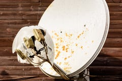 Satellitenempfänger für das Übertragen eines digitales Fernsehsignals lizenzfreies stockfoto Satellitenempfänger für das Übertragen eines digitales Fernsehsignals lizenzfreies stockfoto
