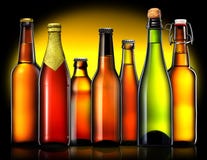 Satz Bierflaschen auf schwarzem Hintergrund lizenzfreie stockbilder Satz Bierflaschen auf schwarzem Hintergrund lizenzfreie stockbilder