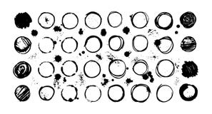 Satz der Hand, die gezeichnete schwarze Farbe fällt, Kaffeetasse, befleckt, runde Rahmen der Tinte lizenzfreie abbildung Satz der Hand, die gezeichnete schwarze Farbe fällt, Kaffeetasse, befleckt, runde Rahmen der Tinte lizenzfreie abbildung
